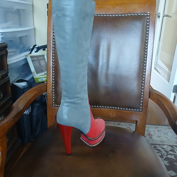 Tall suede leather boots in grey and red. - Picture 8 of 8